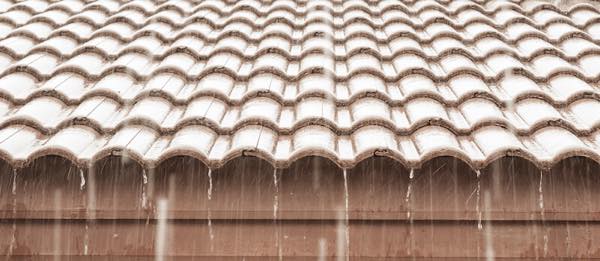 雨樋のない軒先