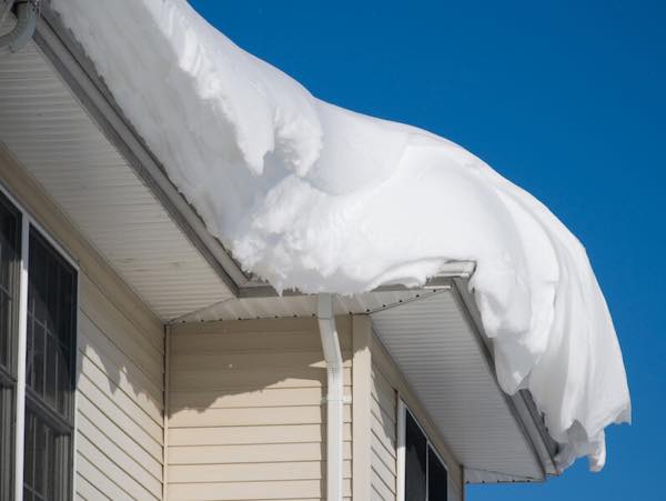 屋根の上の大量の雪