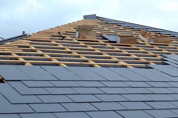 スレート屋根の工事中の様子