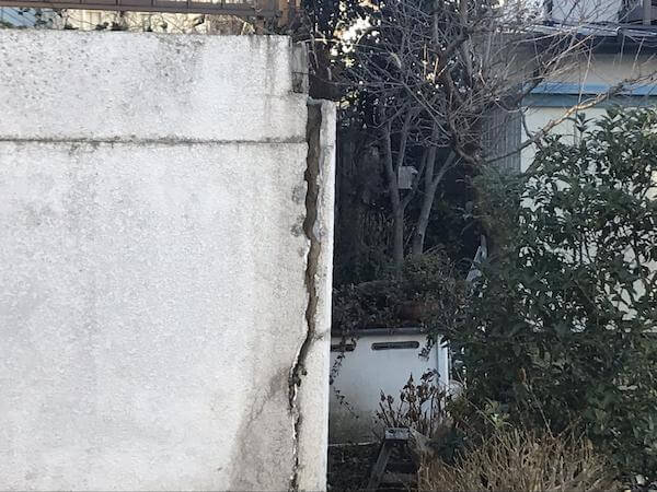 穴の空いた壁
