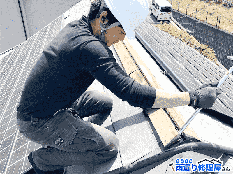 屋根の棟板金を修理する業者