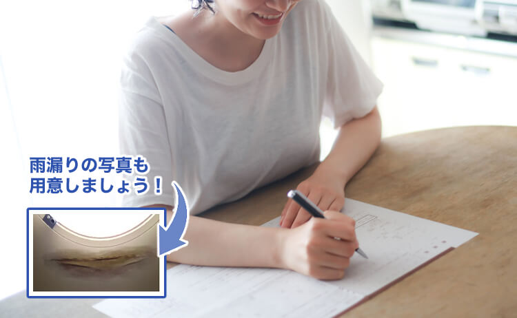 書類を記入する女性
