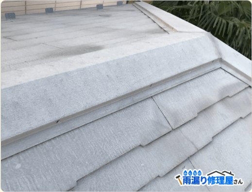 棟板金の釘が抜けてきているスレート屋根