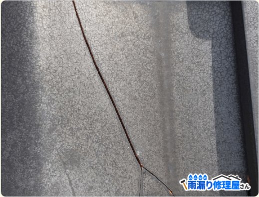 割れた瓦屋根