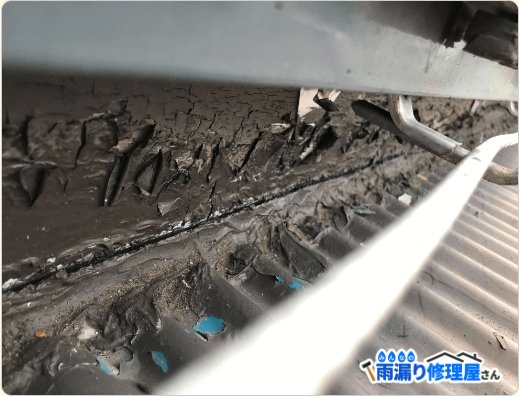 ヒビの入ったトタン屋根
