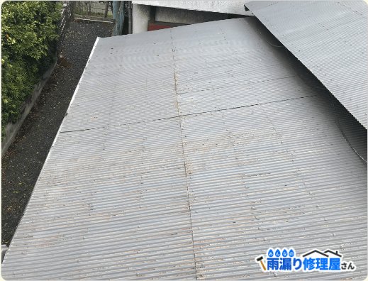 劣化したトタン屋根